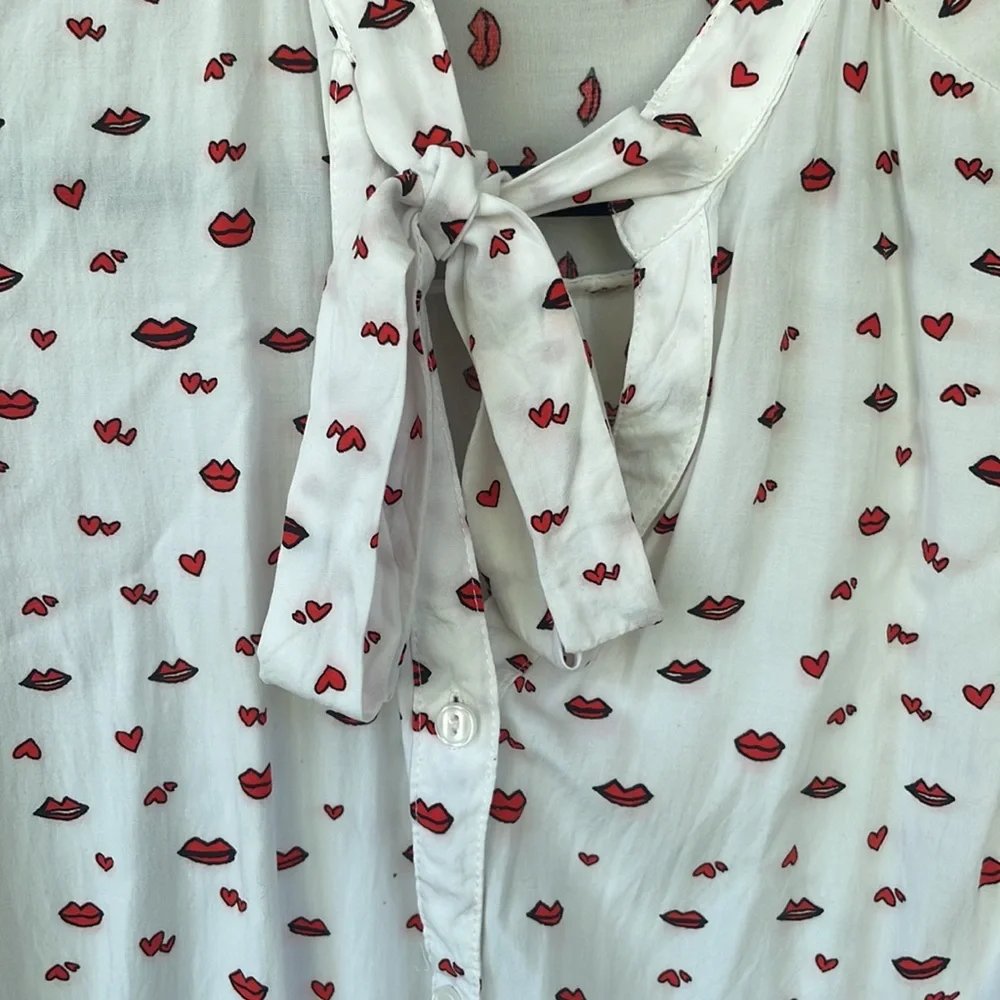 VELVET HEART- light weight button, down with lips, and hearts/ tie on neck (S) - Picture 2 of 2